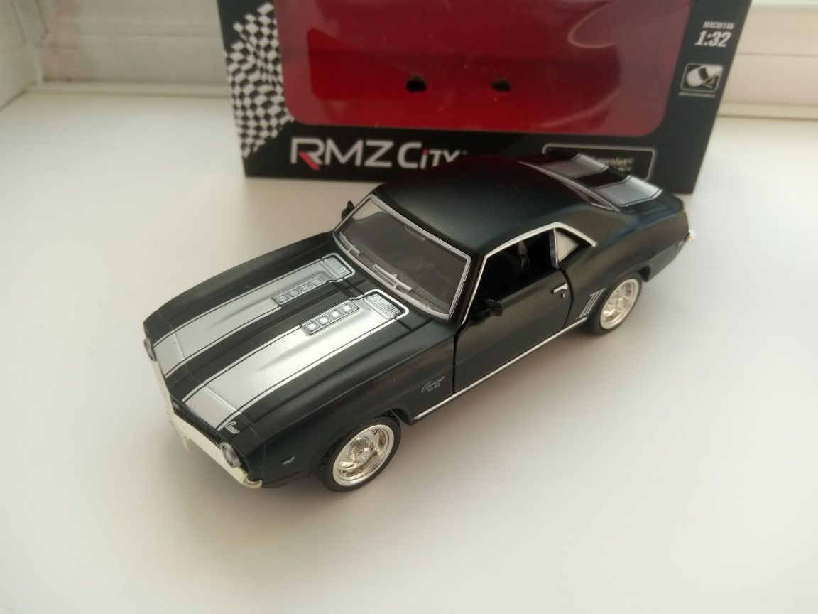 Моделька автомобиля rmz city 1:32