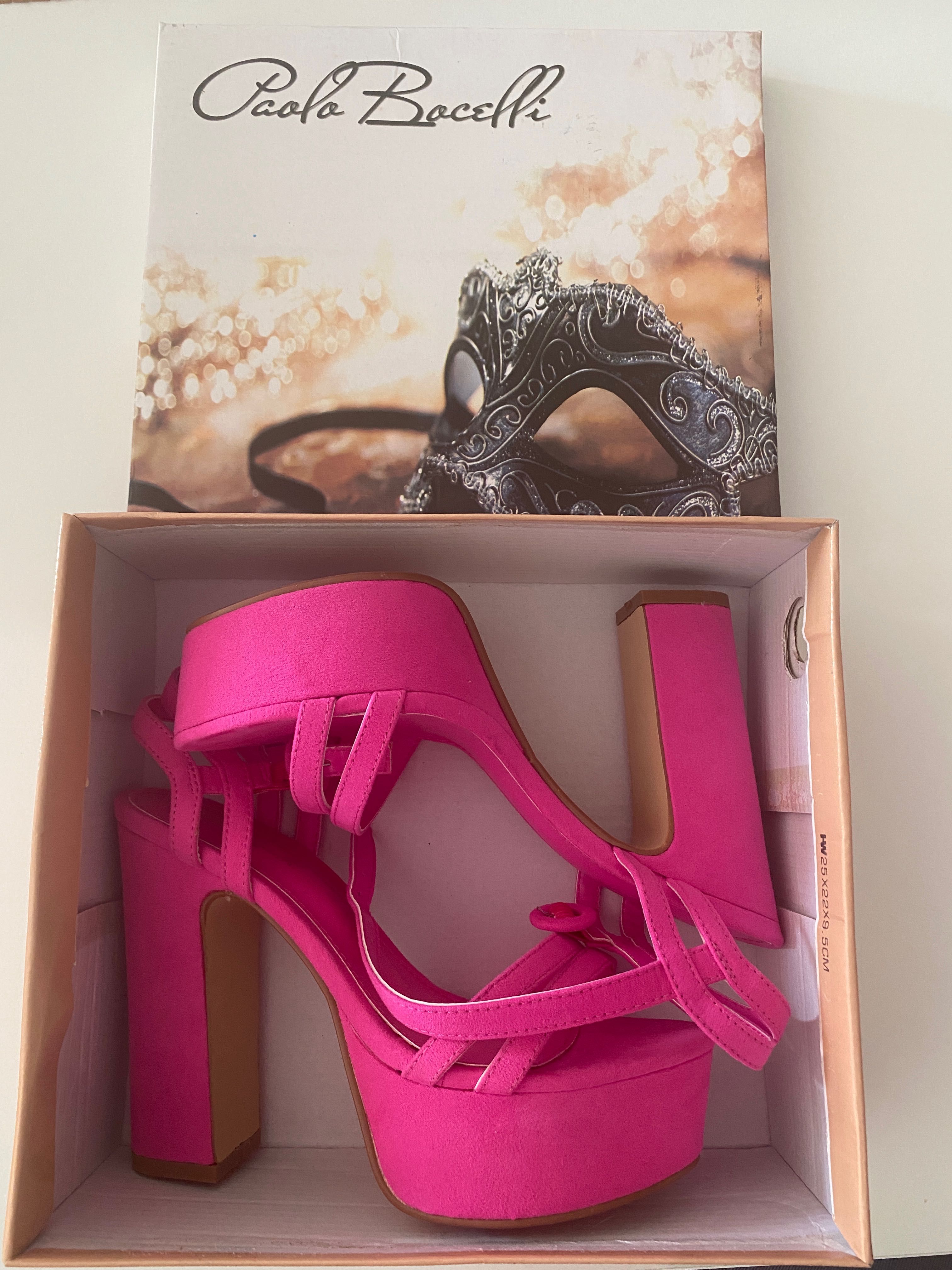 Розови обувки на ток