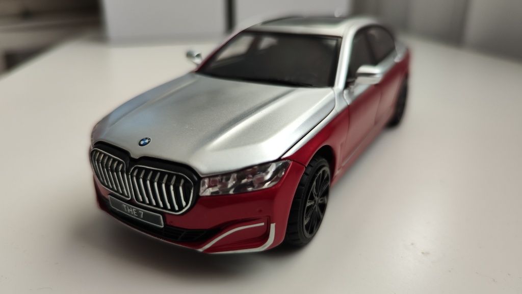 Macheta BMW seria 7, model 760, noua, metalica, scara 1:24