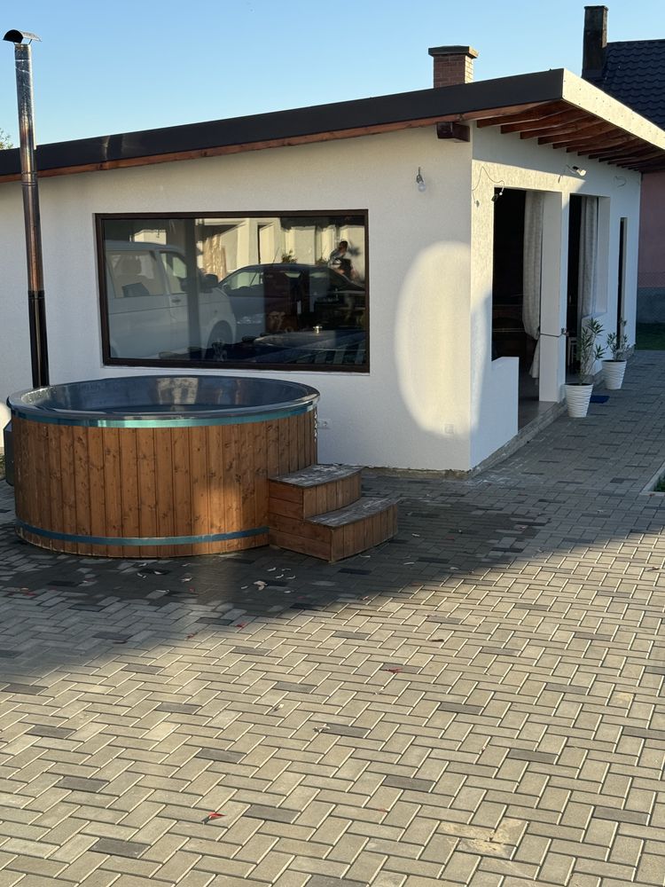 Cabana de inchiriat cu ciubăr şi foişor închis