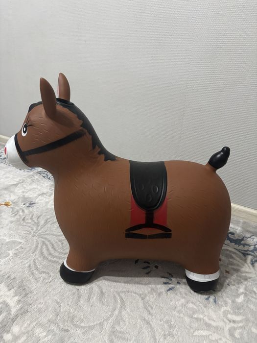 Резиновая коричневая лошадка, почти новая