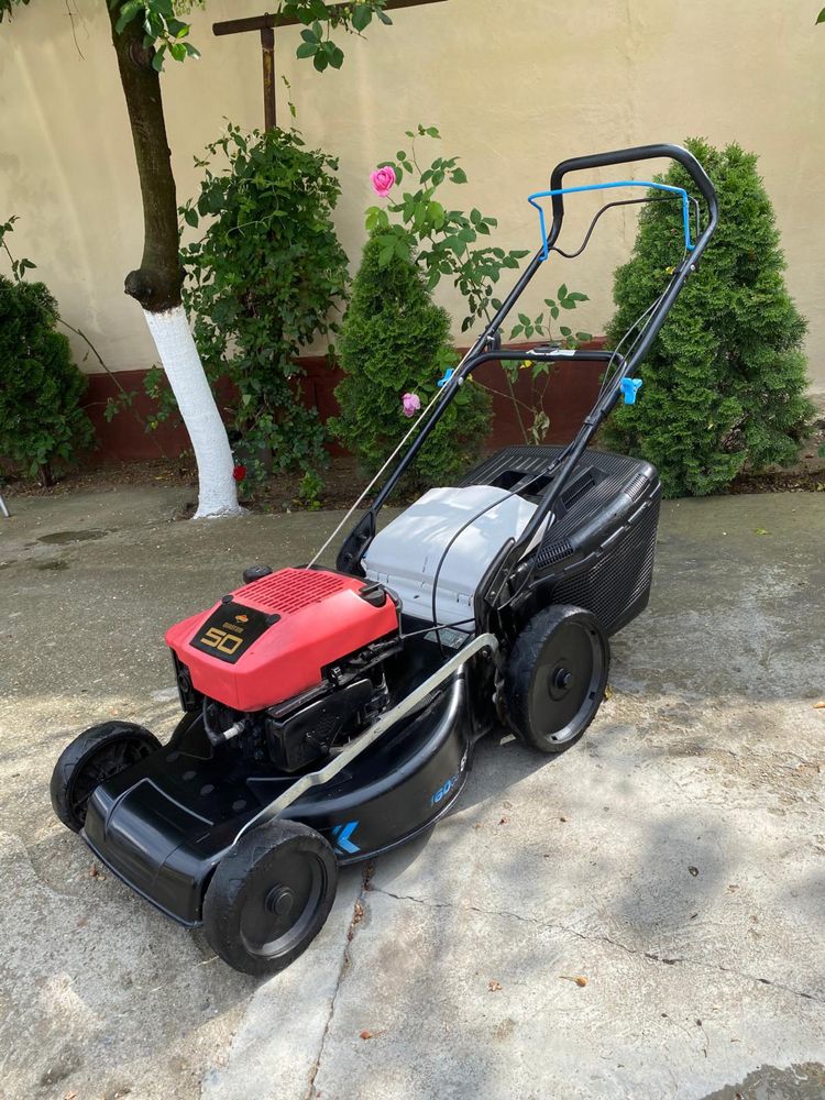 Mașina de tuns iarba Briggs Stratton