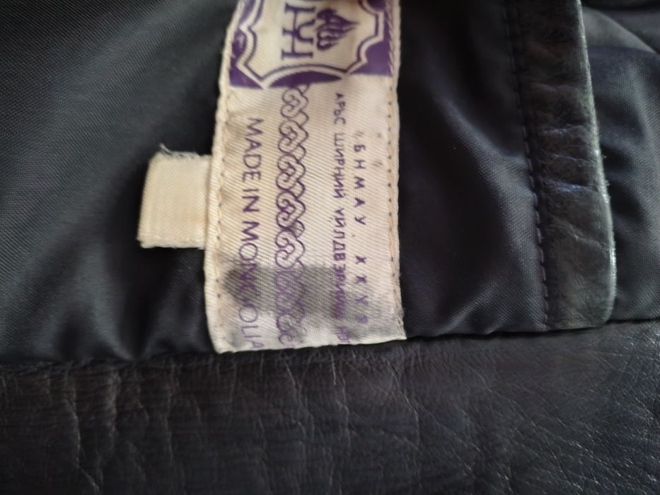 Vând geacă de piele tip sacou, culoare neagră,veche,producție Mongolia