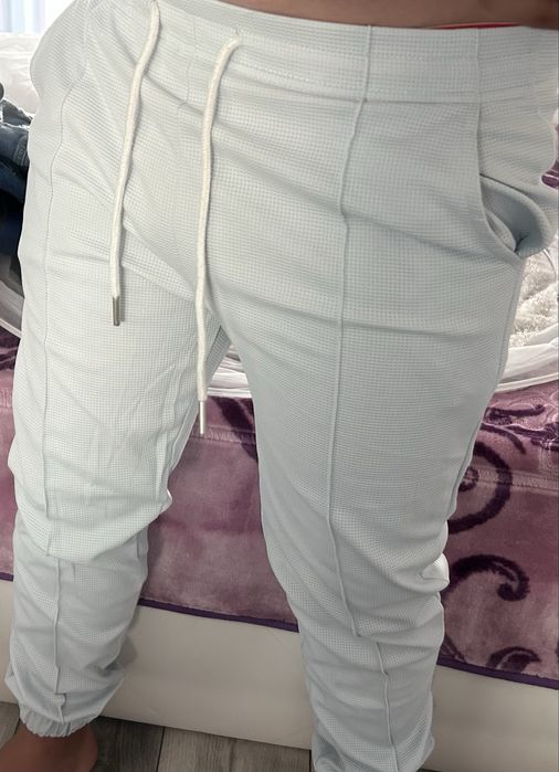 Vand pantaloni de barbati marimea S albi