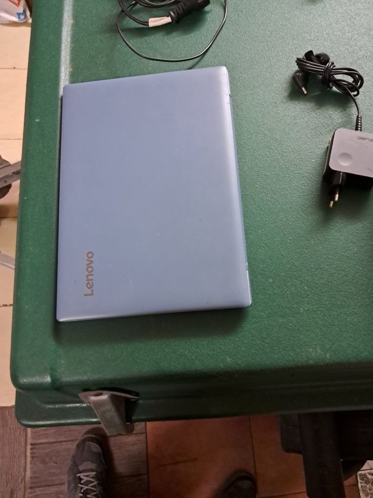 Лаптопи за части със зарядни са 2 те леново