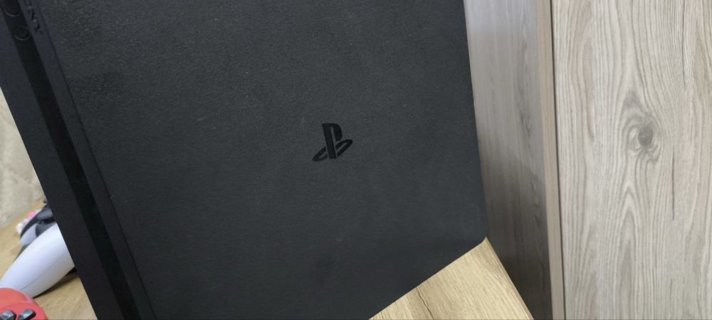 Play station 4 slim