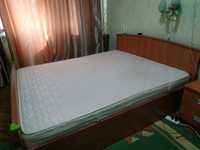 Продаться двуспальная кровать в комплекте (2 тумбы и матрас).
