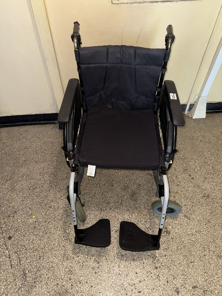 Carut scaun rulant medical batrani handicap dizabilitati (ca nou)