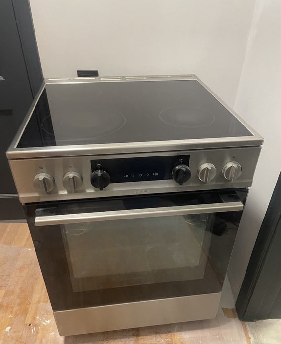 Электрическая плита с духовкой