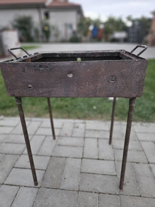 Grătar cu picioare demontabile