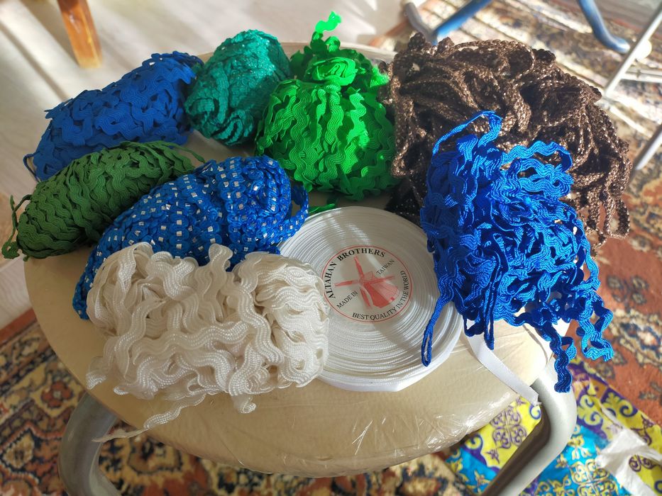 Продам тесьма советская новая цвета разные