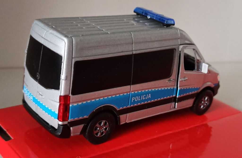 Macheta Mercedes Sprinter Panel Van Politia Polonia 2016 - Welly 1/40