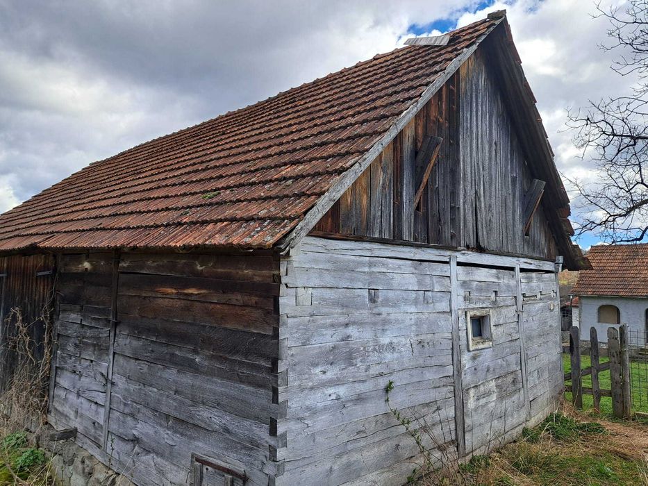 Casa cu sura si anexe + teren de vanzare
