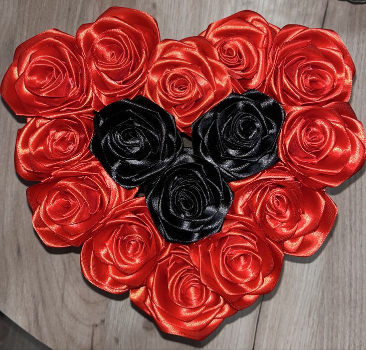 Buchete și aranjamente din flori de satin