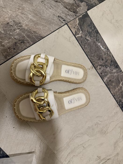 Бели сандали на ток и бели чехли