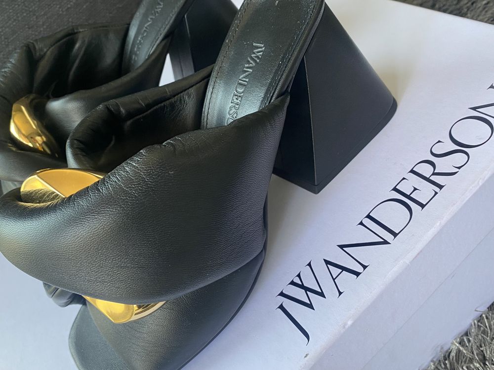 Обувки Stuart Weitzman, Loewe x On, JW Andrerson