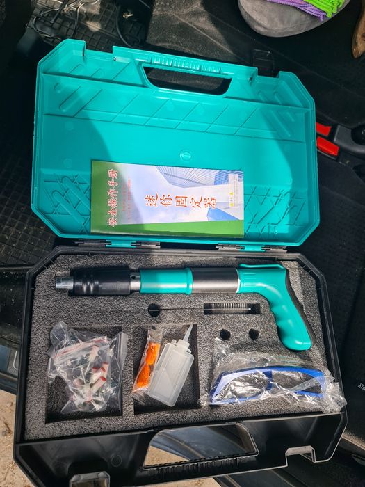 Pistol cuie cu pirotehnice