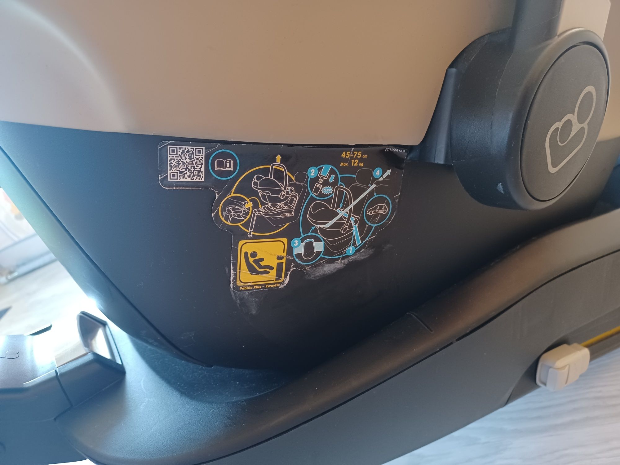 Maxi Cosi Pebble plus 0-12 кг. с Isofix база
