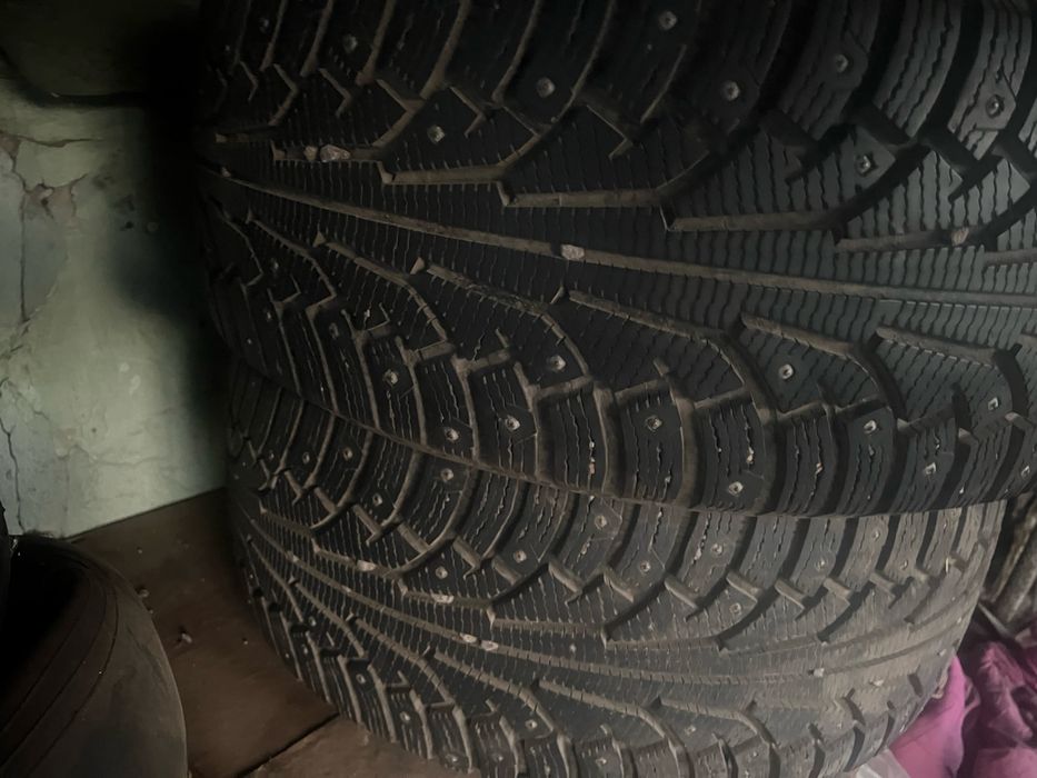 Продам шипованные шины резину R17 275/55/17 комплект 4-шт