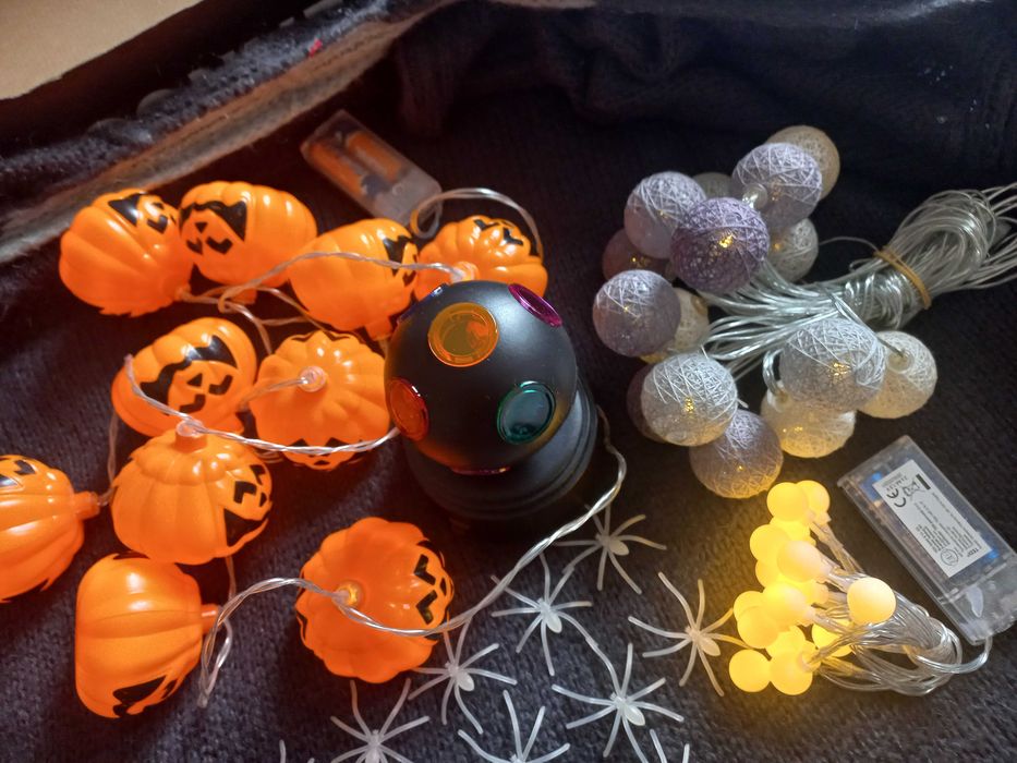 Лампички Хелоуин, коледни свещички, диско топка и др.