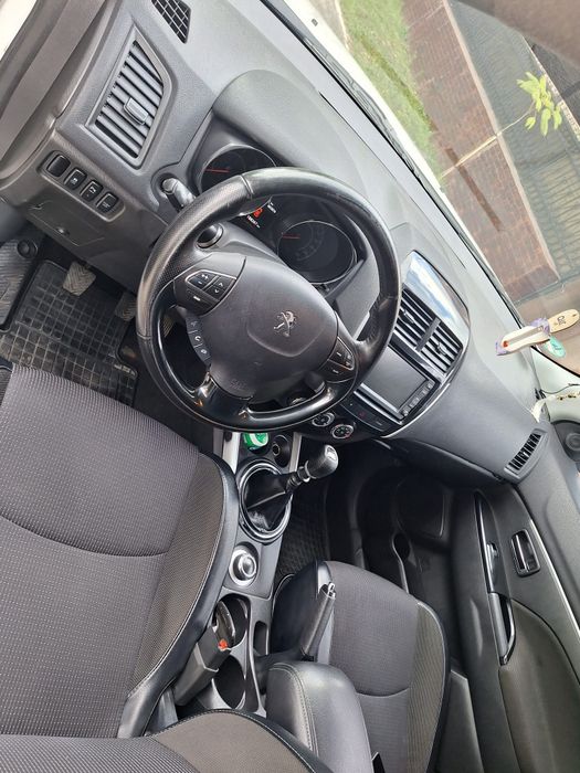 Vând Peugeot 4008 impecabil