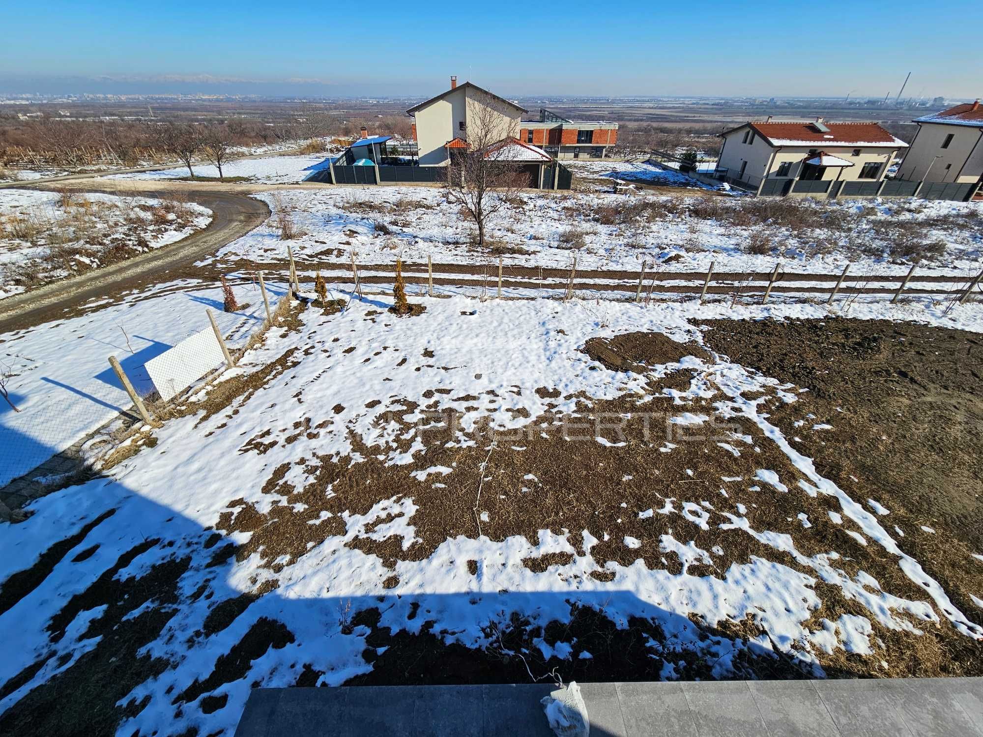 двуетажна къща в село Брестник