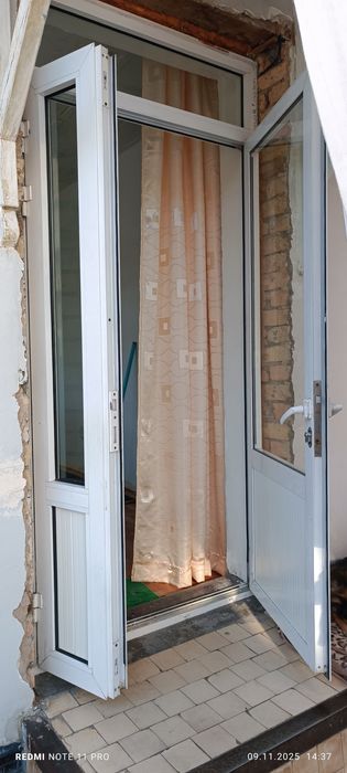 Продаю. Окно пластиковая и Дверь Алюминиевый. цена за всё..