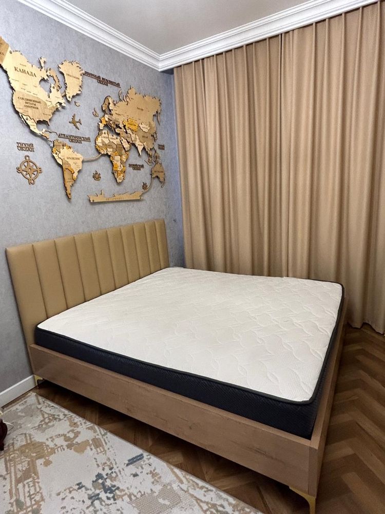Двухспальная кровать с матрасом в отличном состоянии