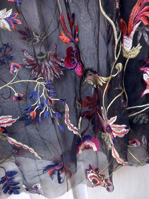 Vând fusta de tul cu broderie florala