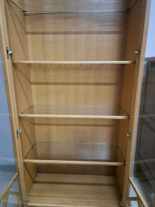 Висок шкаф витрина с осветление от дъбов масив и стъклени плотове