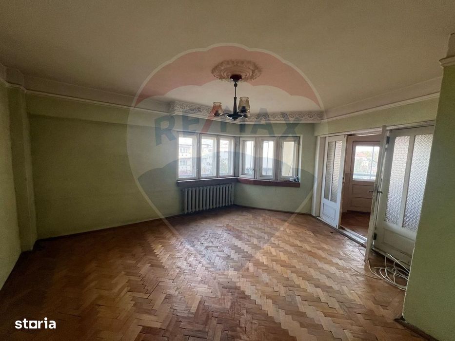 Apartament cu 4 camere de vânzare în zona Central