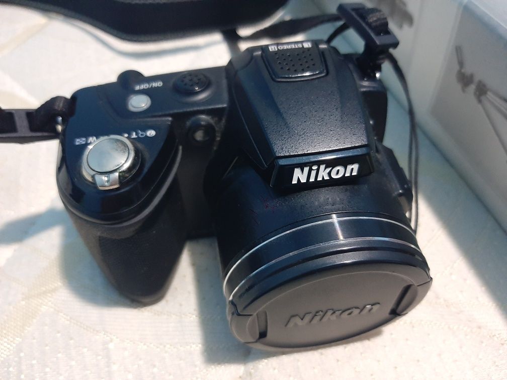 Camera Nikon , trepied
