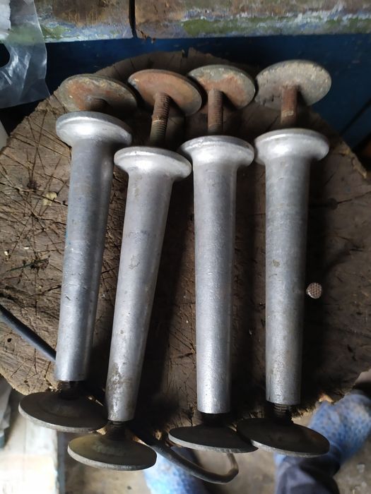 Продам металлические ножки от шкафа.