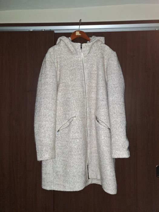 Vând f urgent haina de stofa crem cu gluga starefbuna