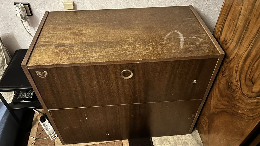 Подарявам бюро и ракла.