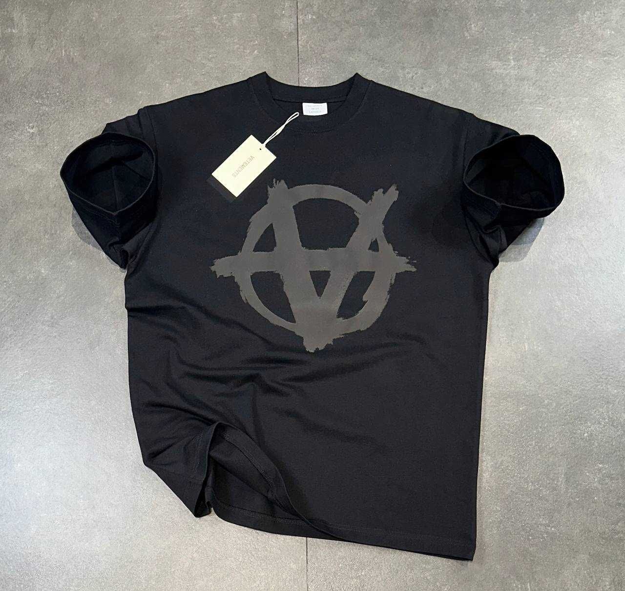 Нови с етикет мъжки тениски на VETEMENTS в черно и бяло