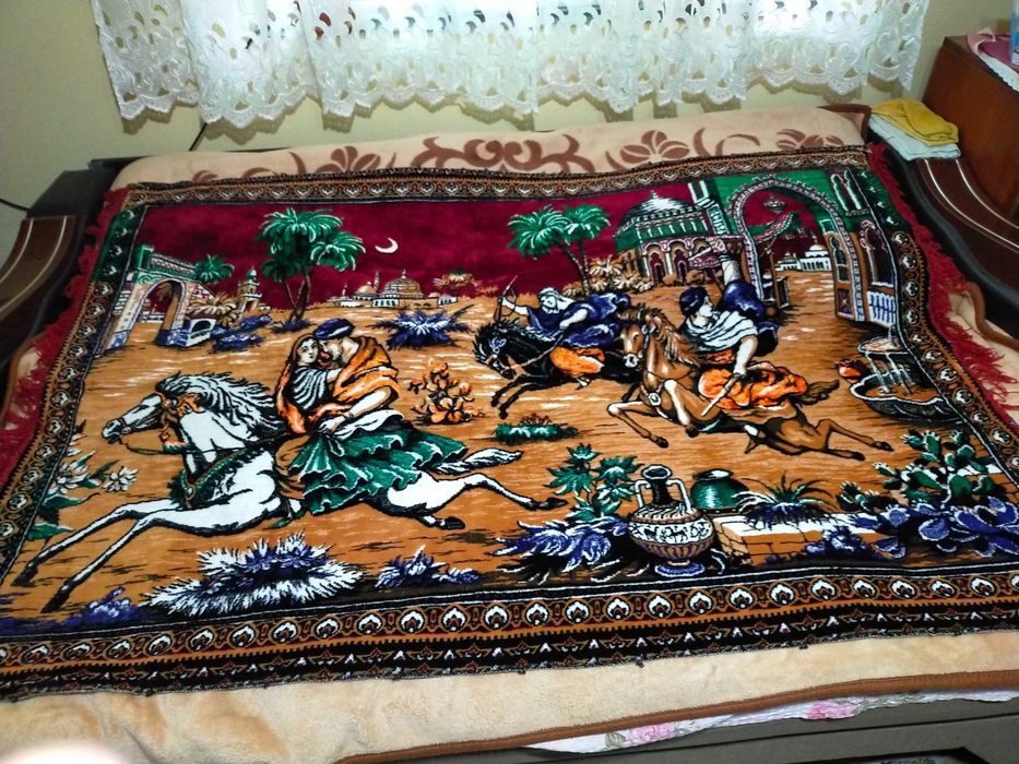 Vând 2 carpete: Răpirea din Serai, Domnul Iisus Hristos.