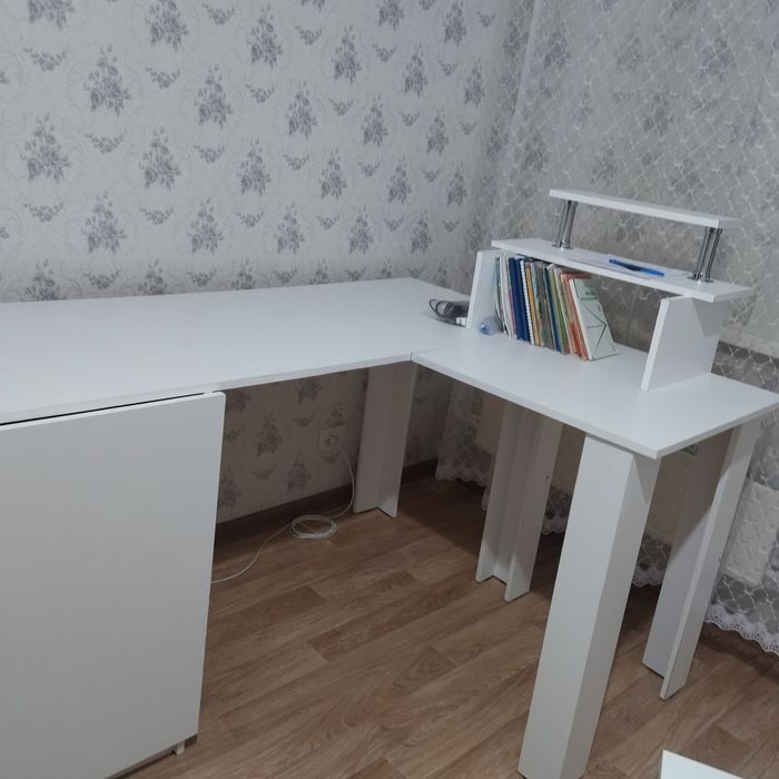Продам компьютерный стол с открытой тумбой, тумба идет в подарок.
