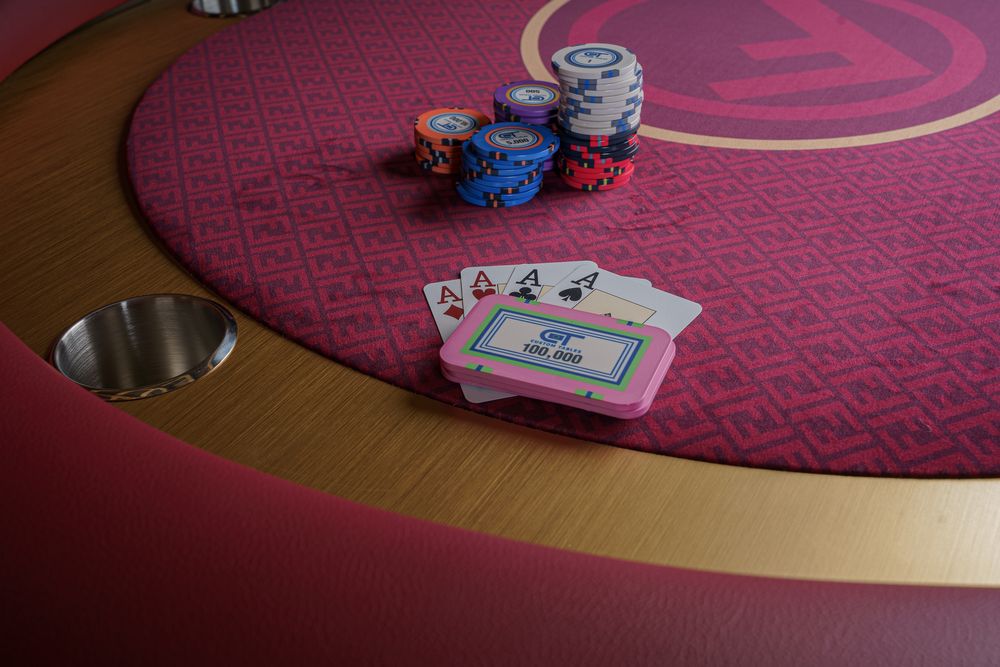 Masa Poker F E N D Y | Masa Poker G U C C I stoc CustomTables.eu