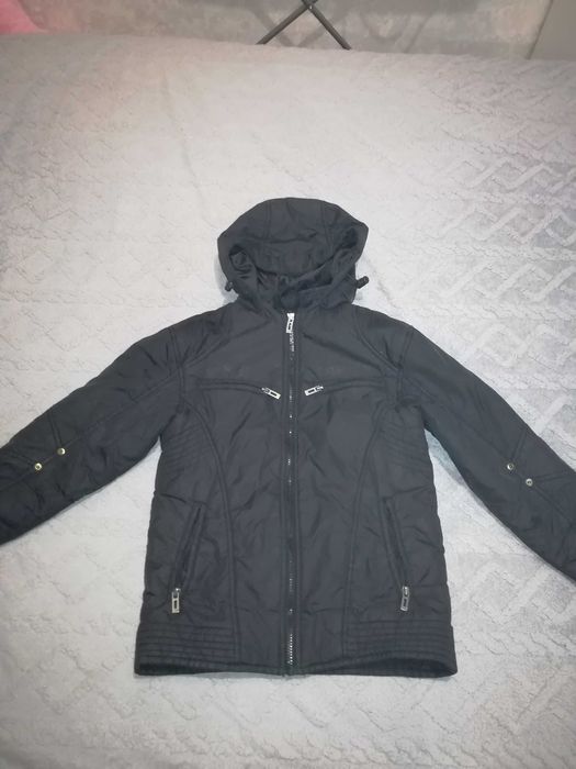 Продам дешево зимние детские куртки