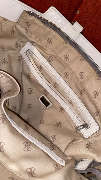 Vând geantă Guess damă albă!