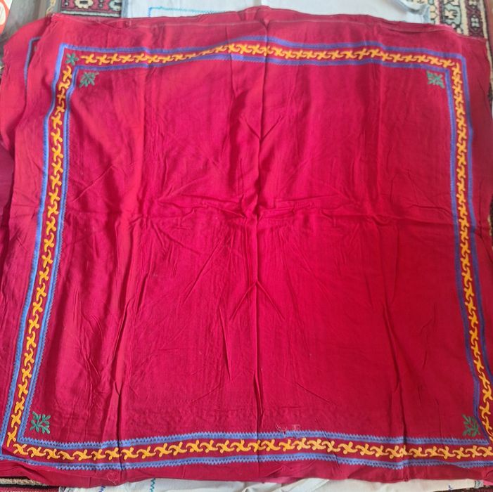 Национальные вышивки.