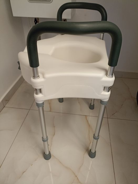 Inaltator WC cu patru picoare si suporti de brate