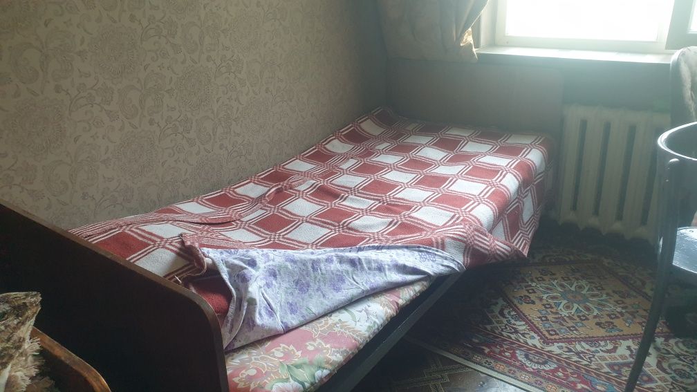 Кровать б/у 1,5 спальная.(2 шт.)