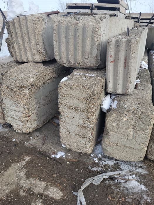 Блоки фундаментные,разной длины,балки бетонные