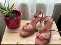 Pantofi roz decupati