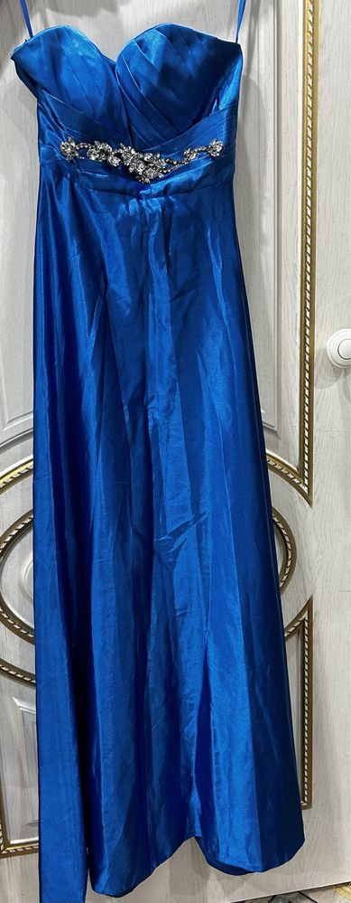 Вечернее платье красиво синего цвета