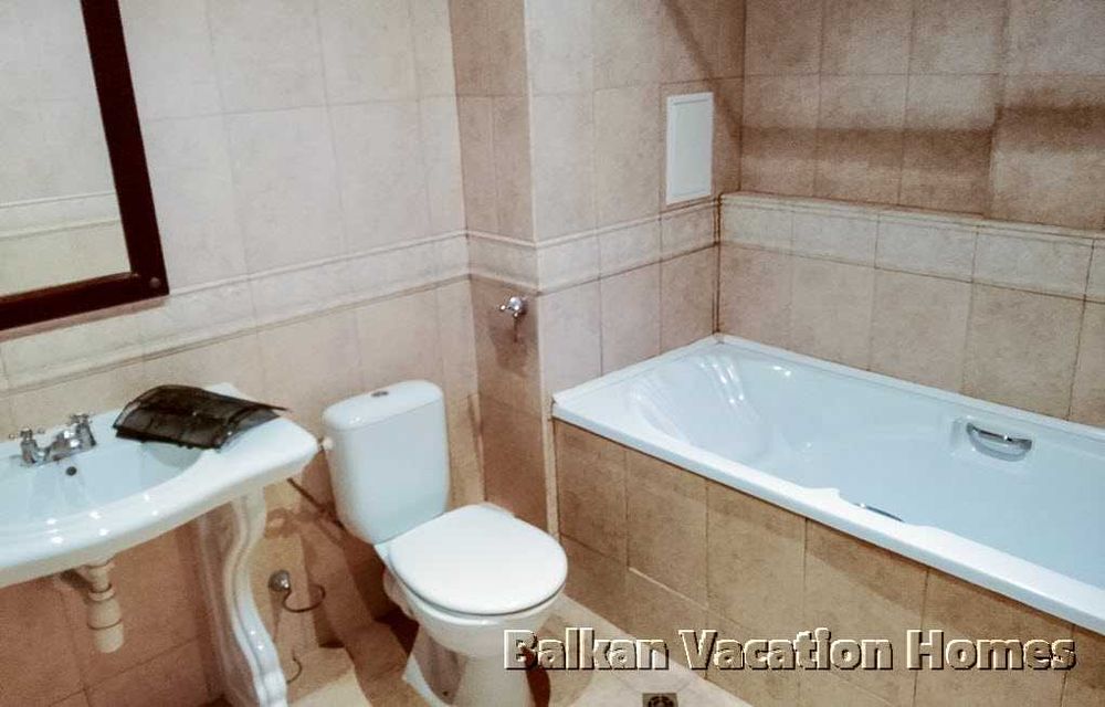 Тристаен апартамент в затворен комплекс до плажа в Обзор