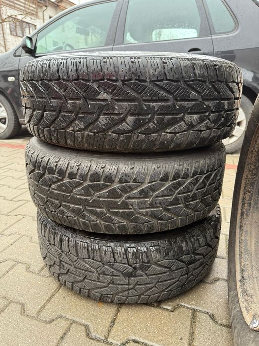 Set 4 roți de iarnă, jante de oțel și anvelope 215/60 R16.
