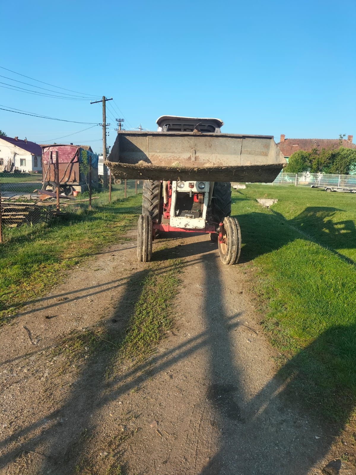 Vând tractor an stare muna